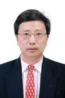 穿着西装笔挺的男子  描述已自动生成