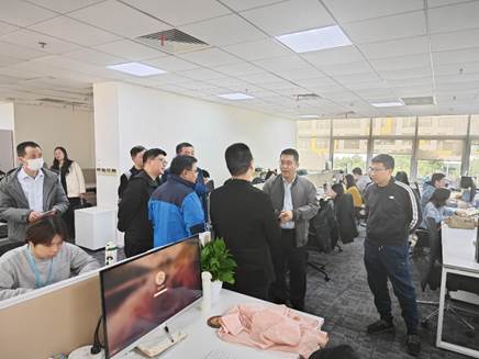 一群人站在桌子边

描述已自动生成